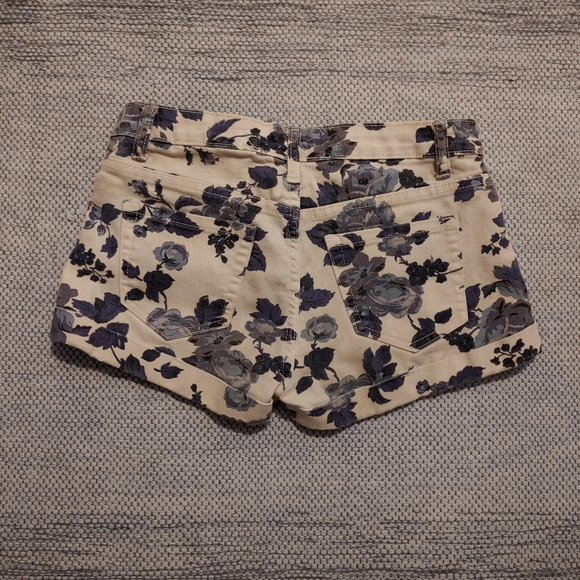 Used Forever 21 Size 26 Blue Flower Pattern Short-Shorts - Picture 2 of 2